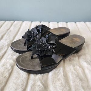 DANSKO Black Patent Leather Flower Slide - Size 8.5/9 (EU 39)